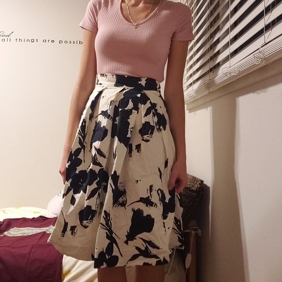 4/$20 White Skirt Navy Flower Print - Picture 1 of 6